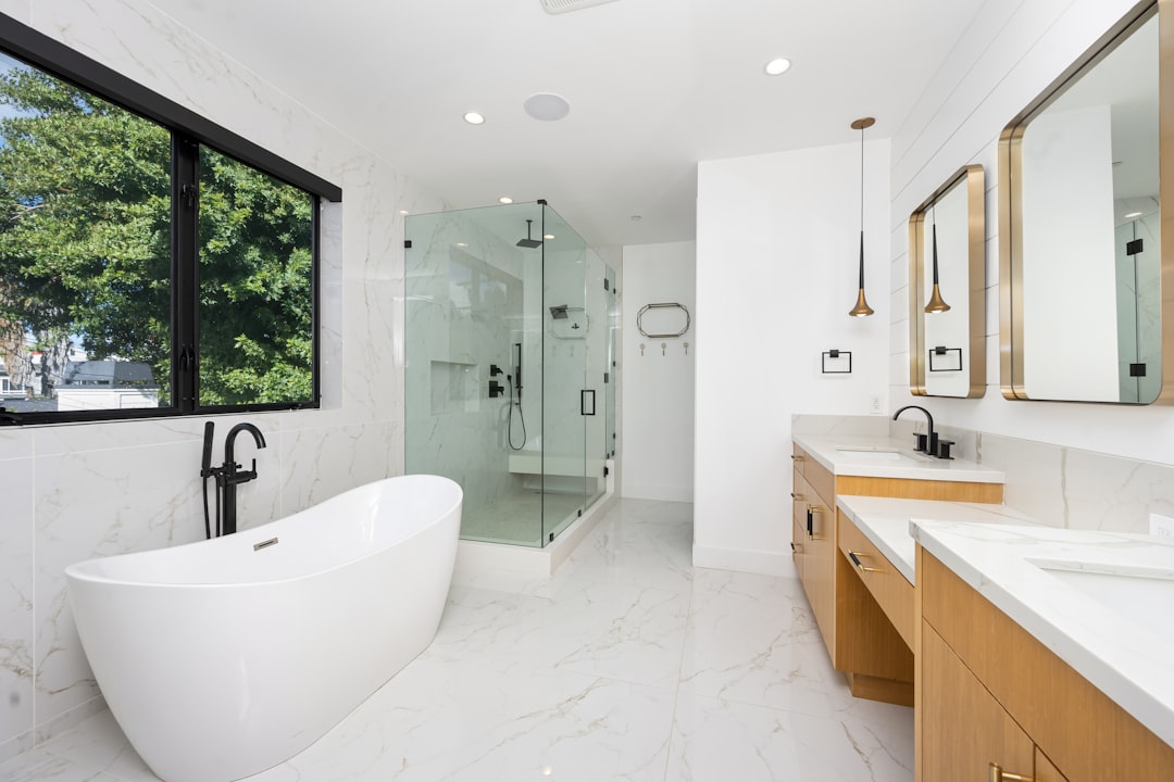 大船渡市の業者が浴室リフォームの見積もりを説明している場面