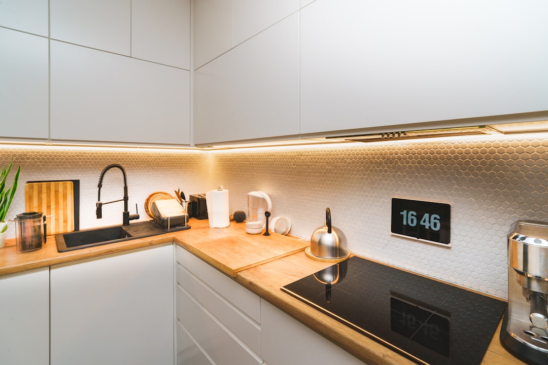 エコキュートと節水型キッチン設備が設置された住宅の水まわり空間