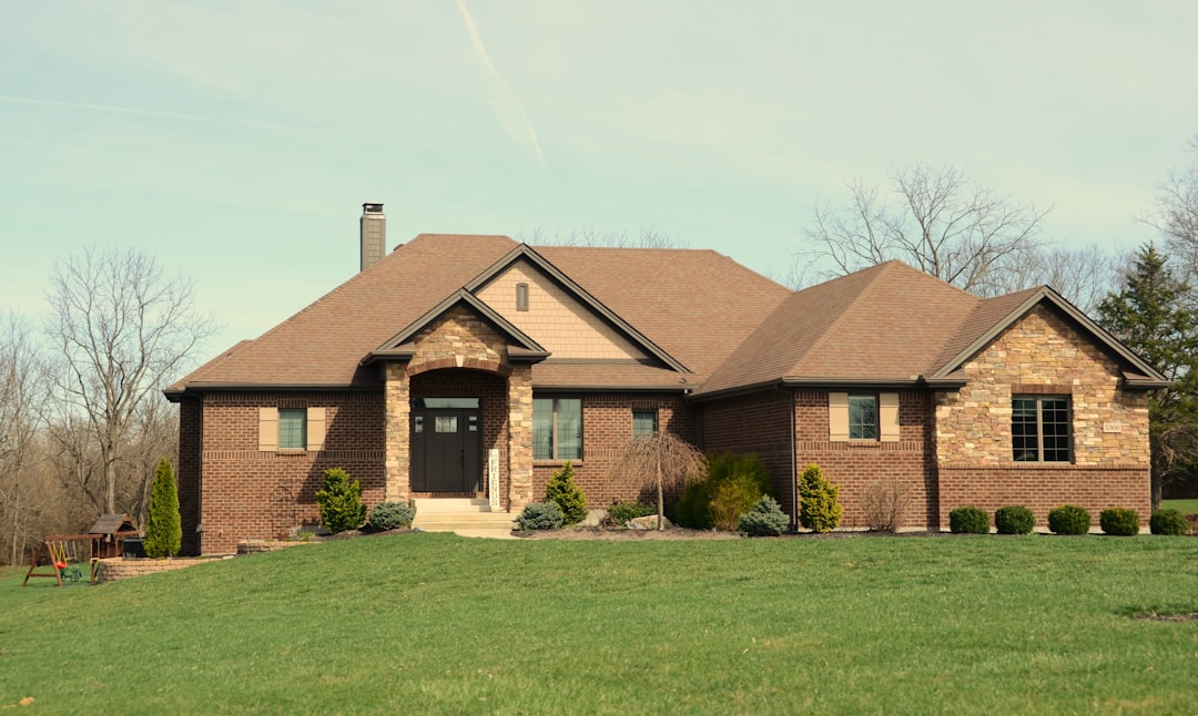 駆除業者スタッフが住宅所有者に説明資料を見せながら相談している場面