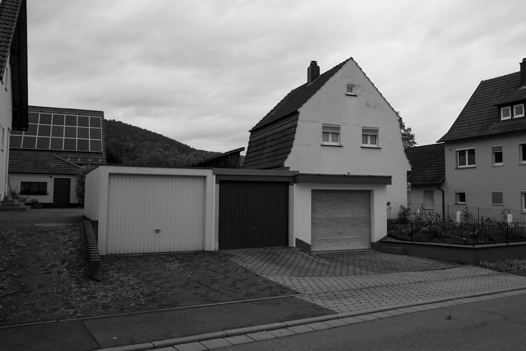 奥州市の住宅に設置されたモダンなカーポートの外観