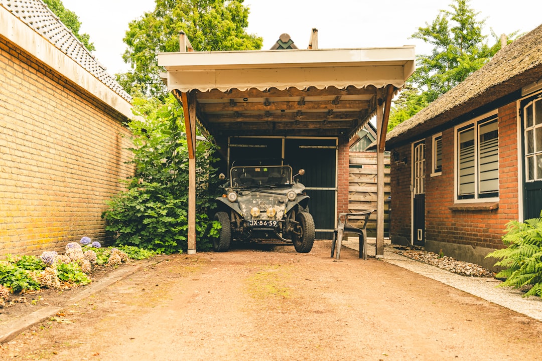 雪に覆われた住宅のカーポートと周辺の外構設備