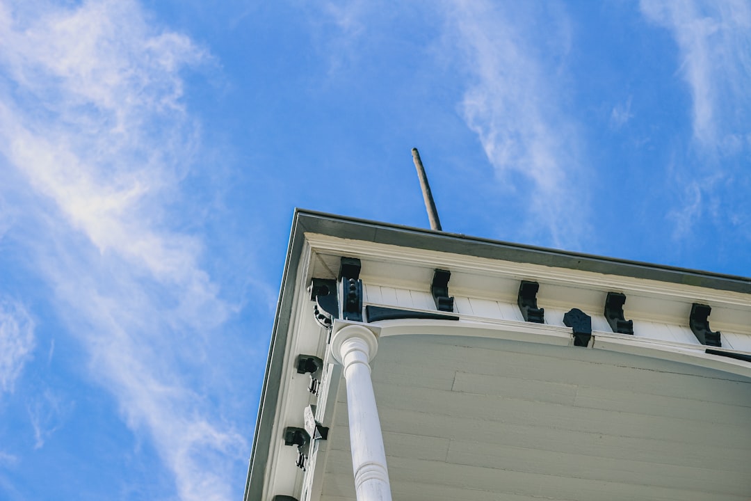 奥州市の住宅で給湯器の点検を行う地元業者のスタッフ