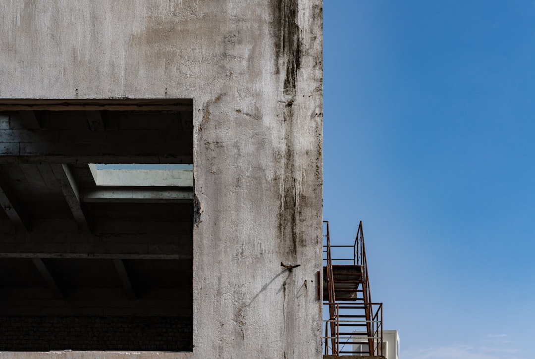 断熱材を外壁に施工している職人の作業風景