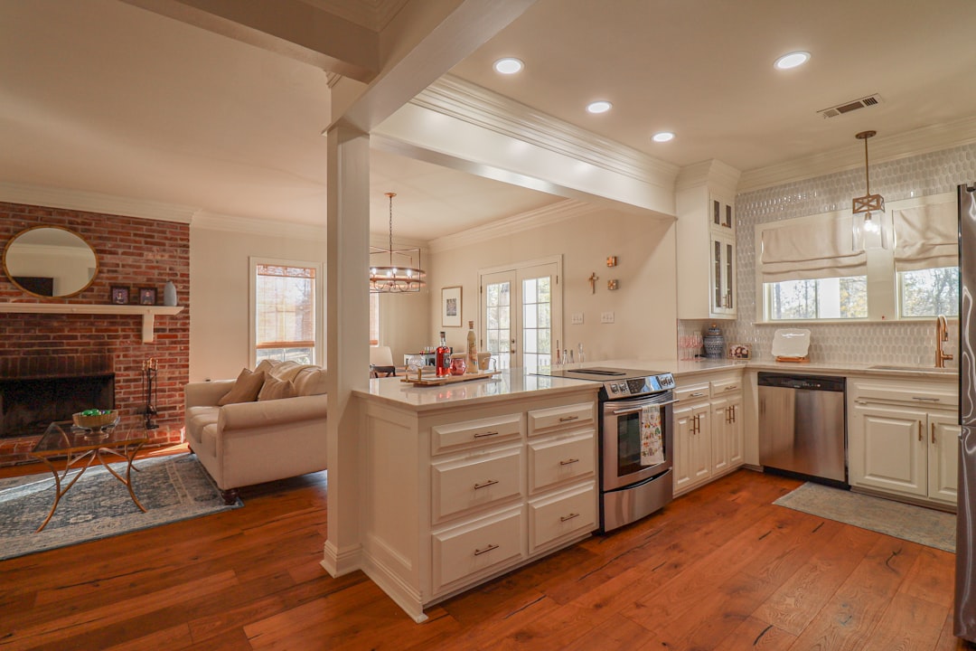 大槌町の一般住宅でキッチンの水栓を修理している作業風景