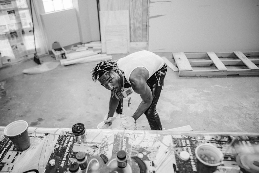 キッチンの水栓交換作業を行う専門職人