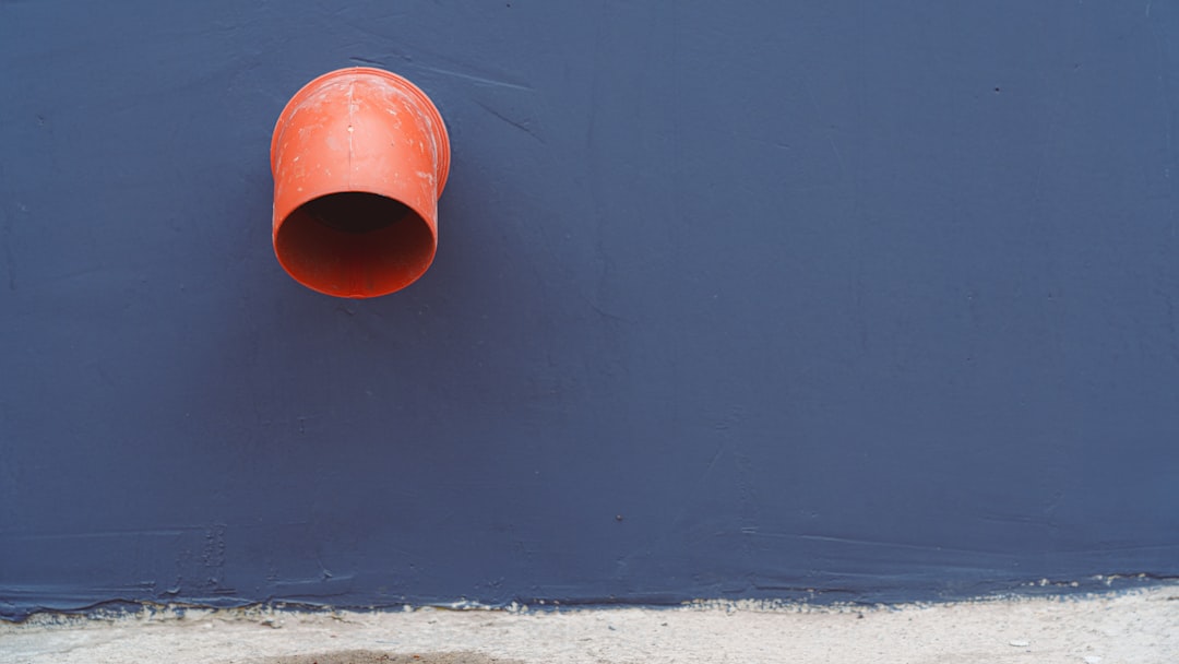 ベランダの防水工事を行う職人の作業風景