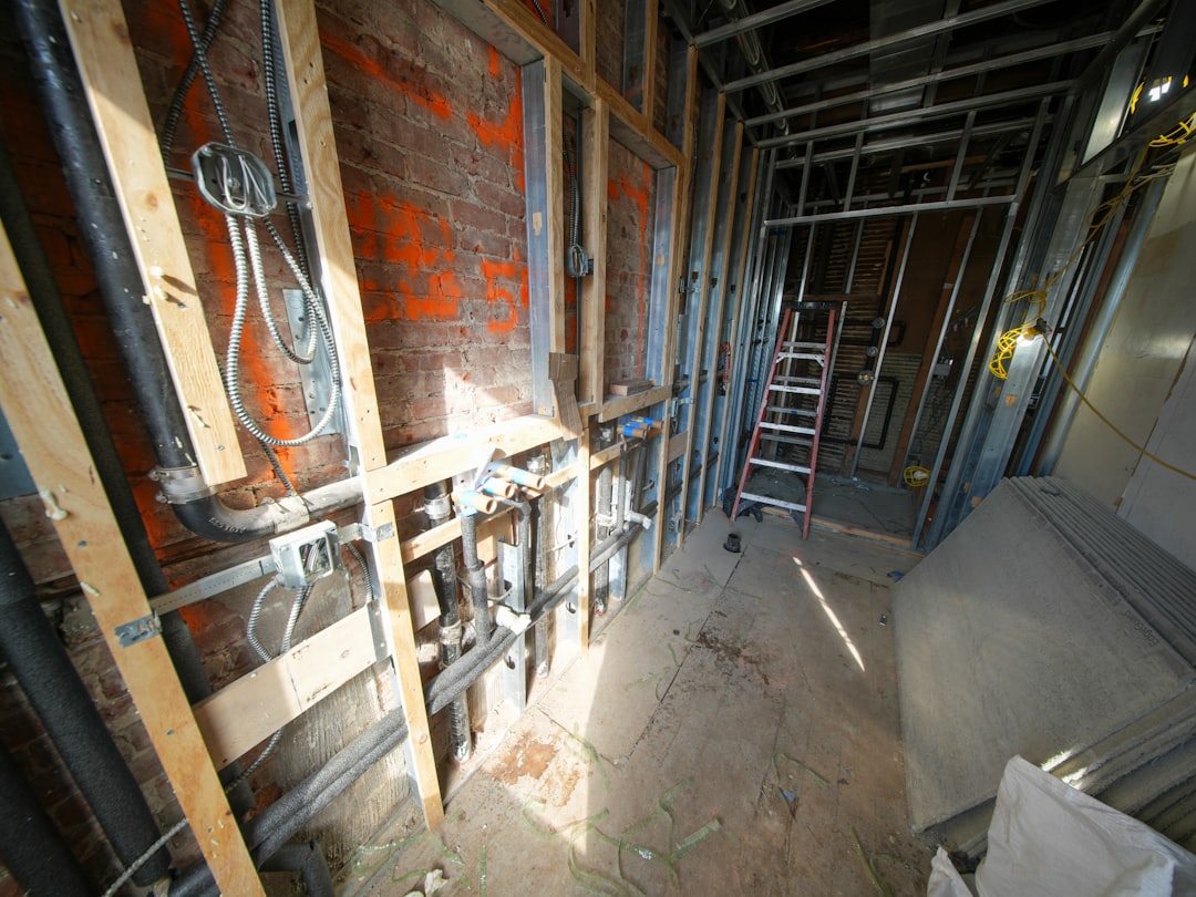 寒冷地仕様の給湯器を設置する技術者の作業現場