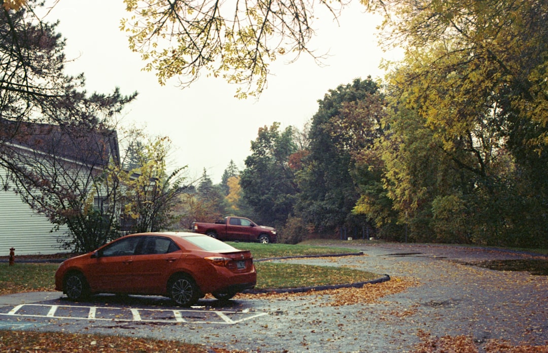 重機を使用して住宅の駐車場で除雪作業を行う職人