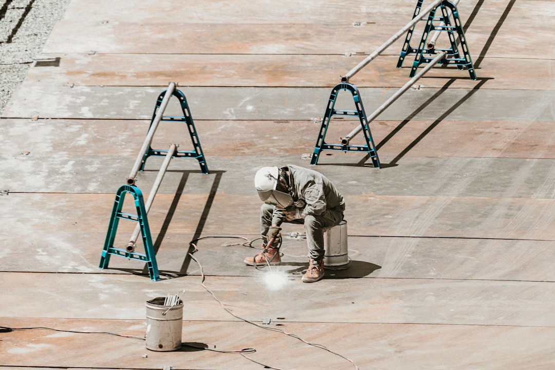 工事現場で品質チェックを行う様子