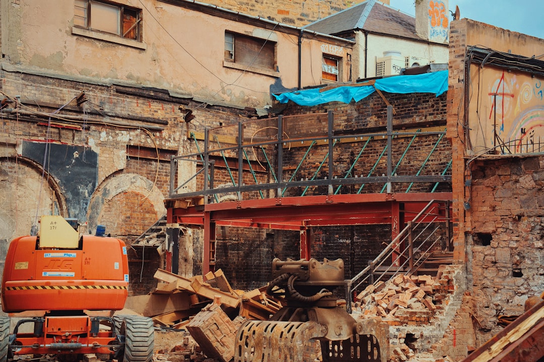 解体現場で廃棄物を分別している作業員の様子