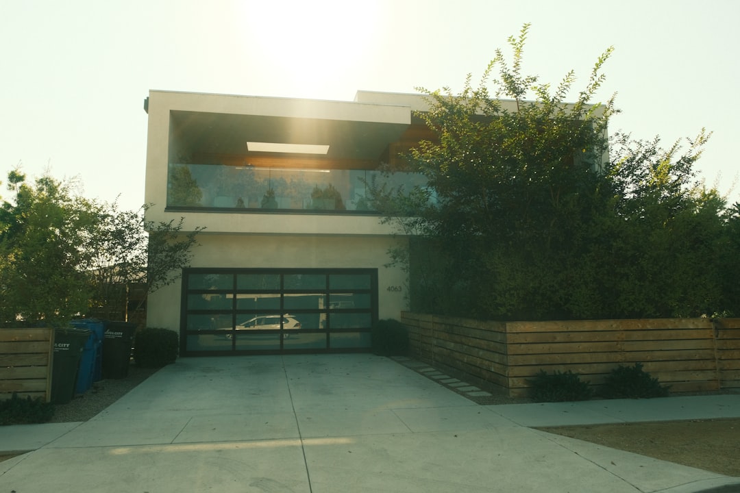 滝沢市の住宅に設置されたモダンなフェンスとカーポート