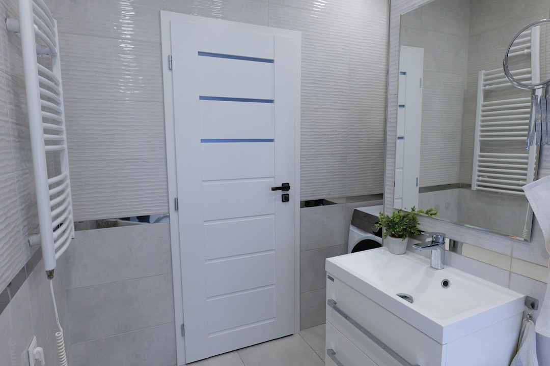 水まわり工事の見積書と図面を説明する業者の手元