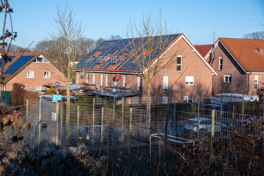 住宅屋根に設置された太陽光パネルと青空の美しい景色