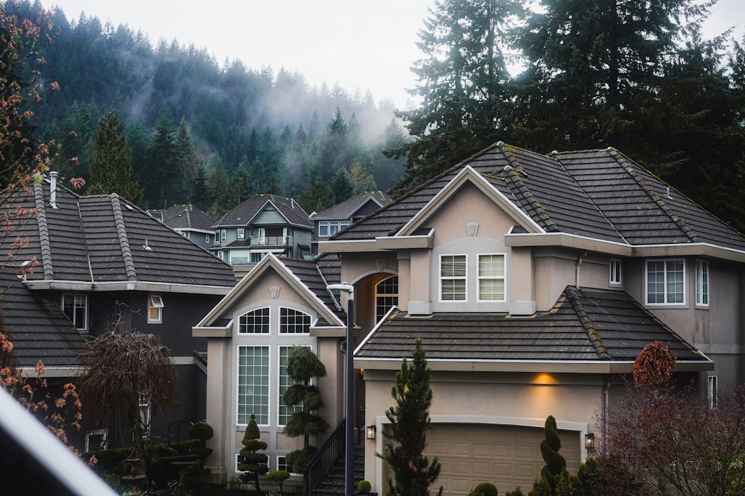 住宅の屋根裏や床下で害獣侵入経路を調査する専門スタッフ