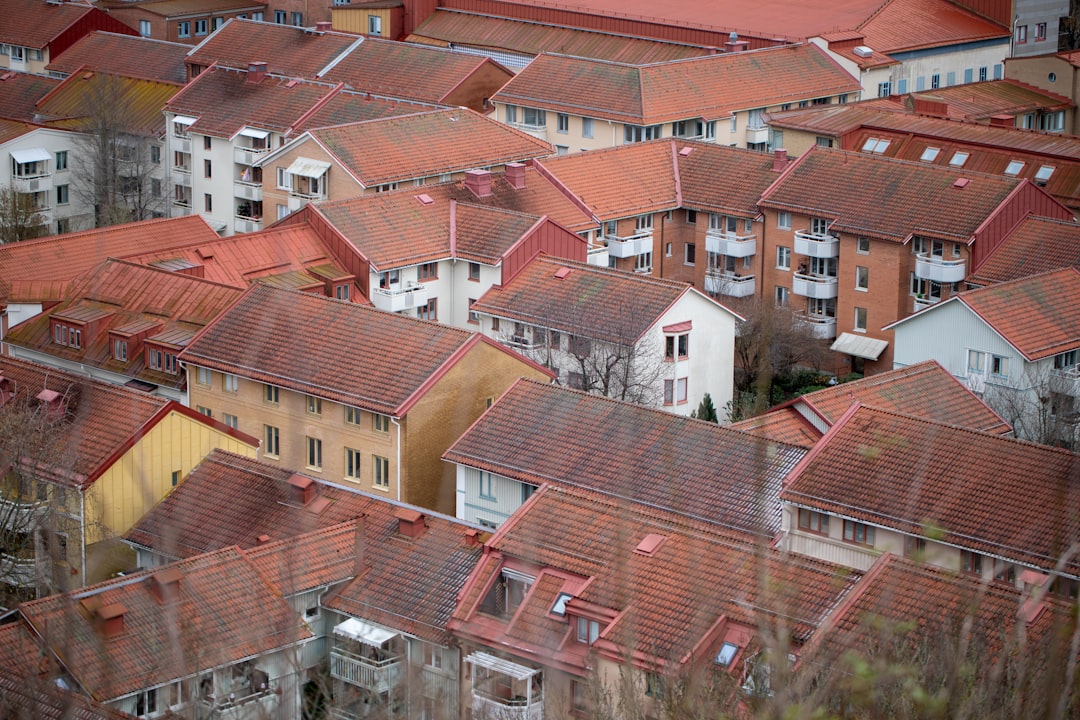 双眼鏡で屋根を点検している住宅所有者の様子