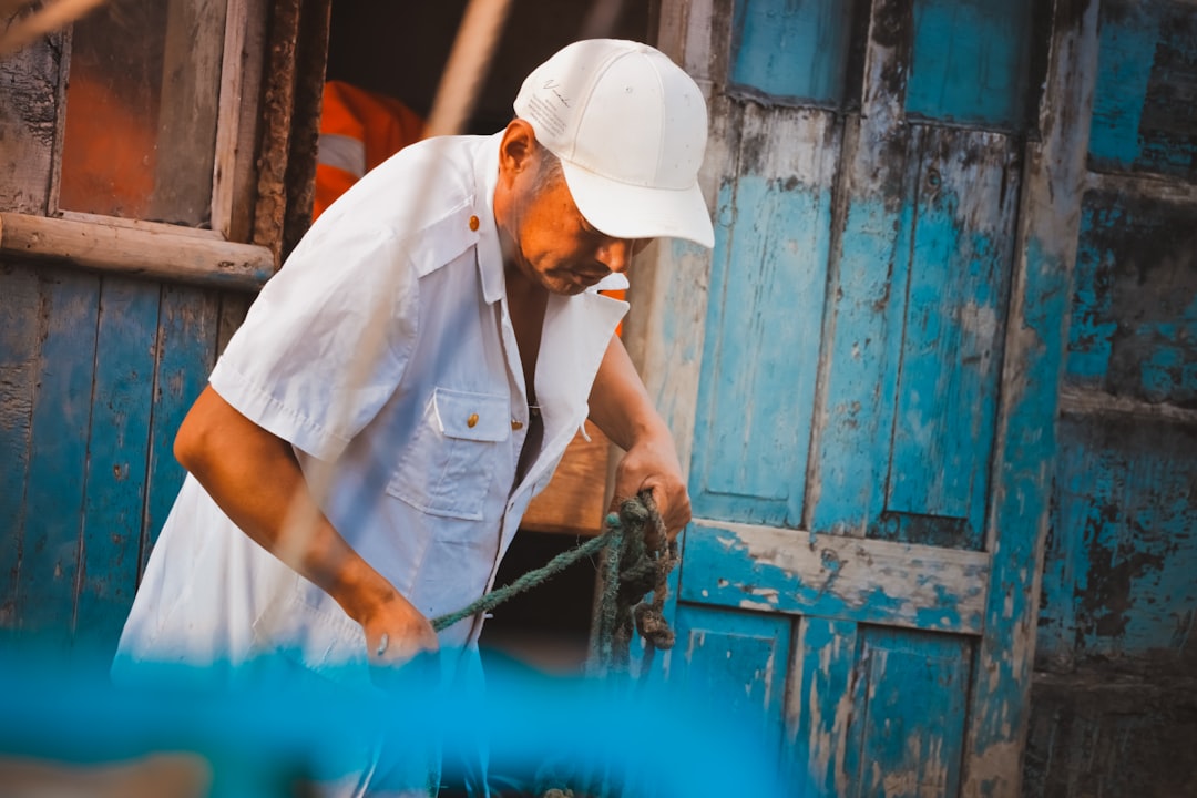 害獣の侵入を防ぐための隙間封鎖作業を行う職人