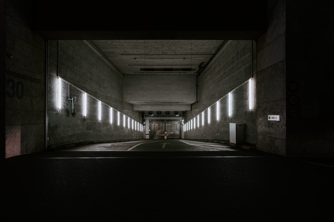 完成したカーポートと美しく整備された駐車場の全景