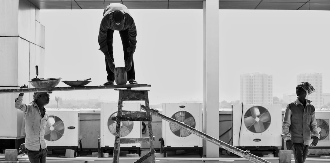 新しいエアコンを設置している作業員の手元