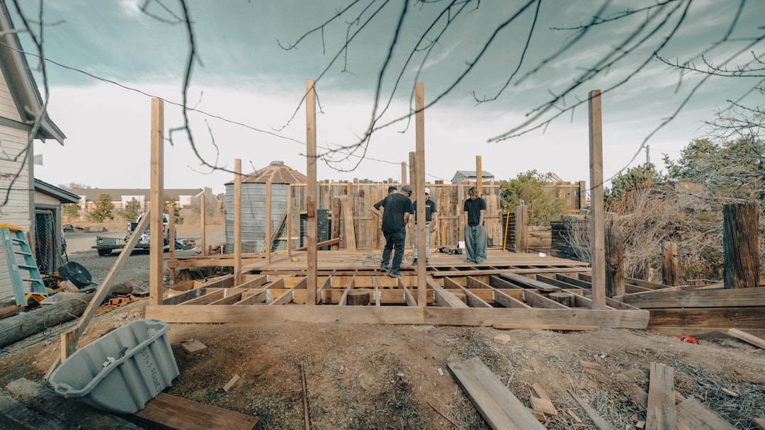 山田町の住宅街で水道工事を行う職人の様子