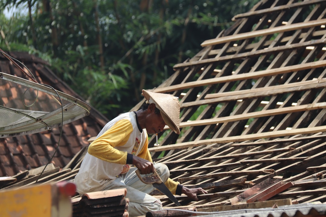 屋根の点検作業を行う職人の作業風景
